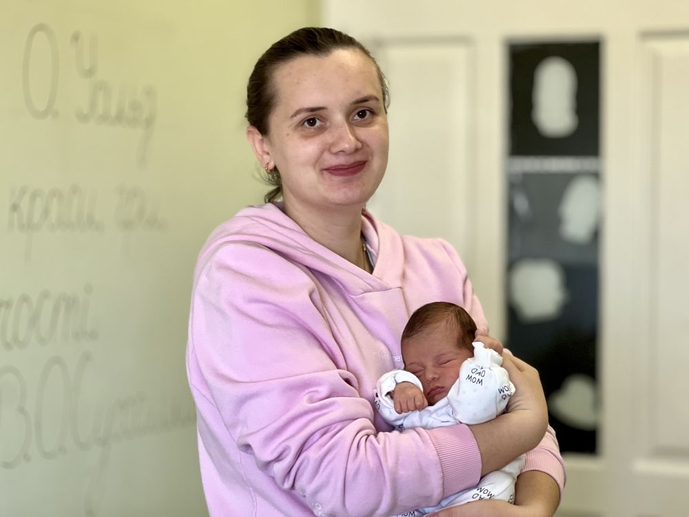 Фото 1: З пологової зали &ndash; в реанімацію: лікарі у Львові виходили дівчинку, яка народилась передчасно і не могла дихати