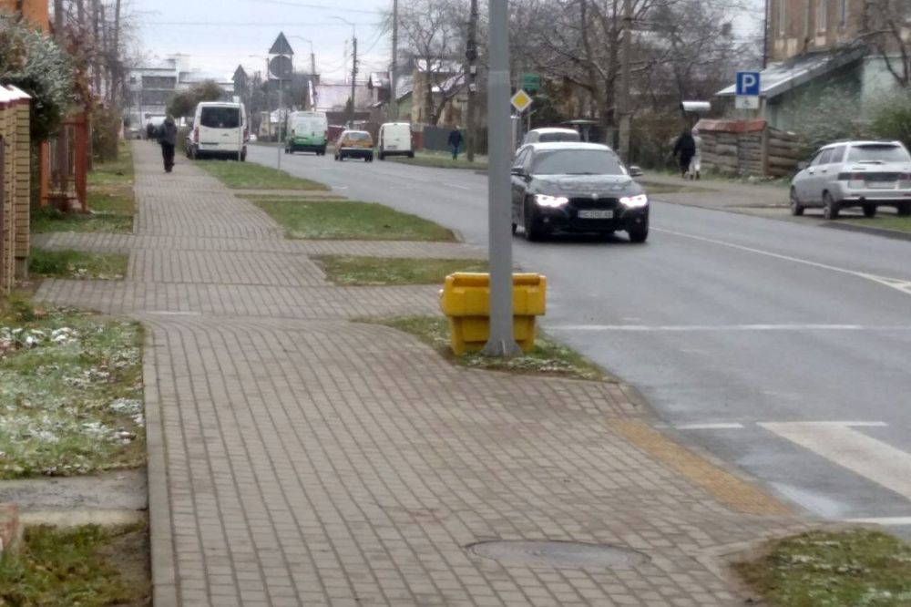 Фото 1: На вулицях Львова встановлюють ємності для піскосуміші, щоб оперативно реагувати на ожеледицю