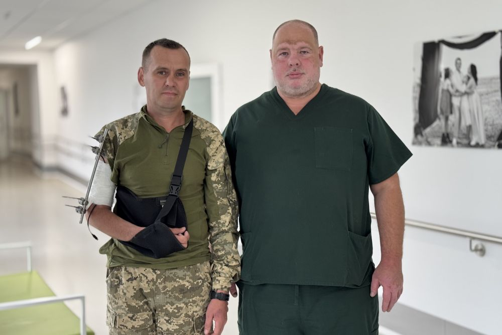 Фото 2: Уже згинає і розгинає пальці: в центрі UNBROKEN захиснику відновлюють руку з допомогою спеціального апарата