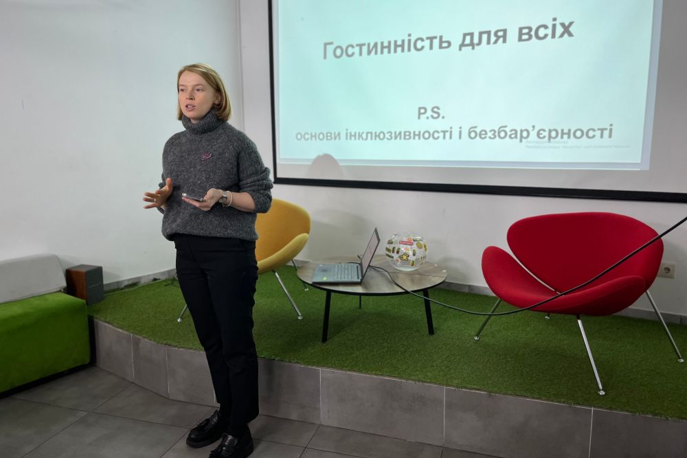 Фото 1: Ще 20 готельєрів і рестораторів пройшли навчання із безбарʼєрності