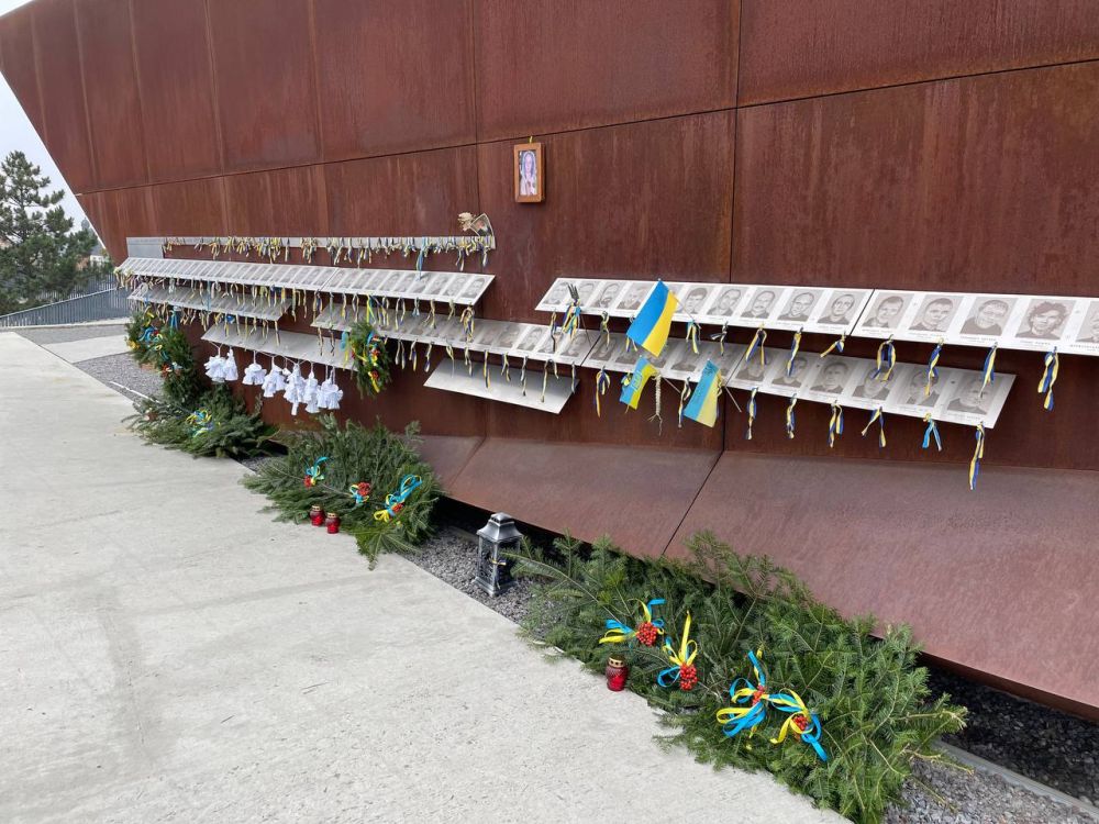 Фото 1: Родини Героїв Небесної Сотні традиційно прикрасили Меморіал у Львові до новорічних та різдвяних свят