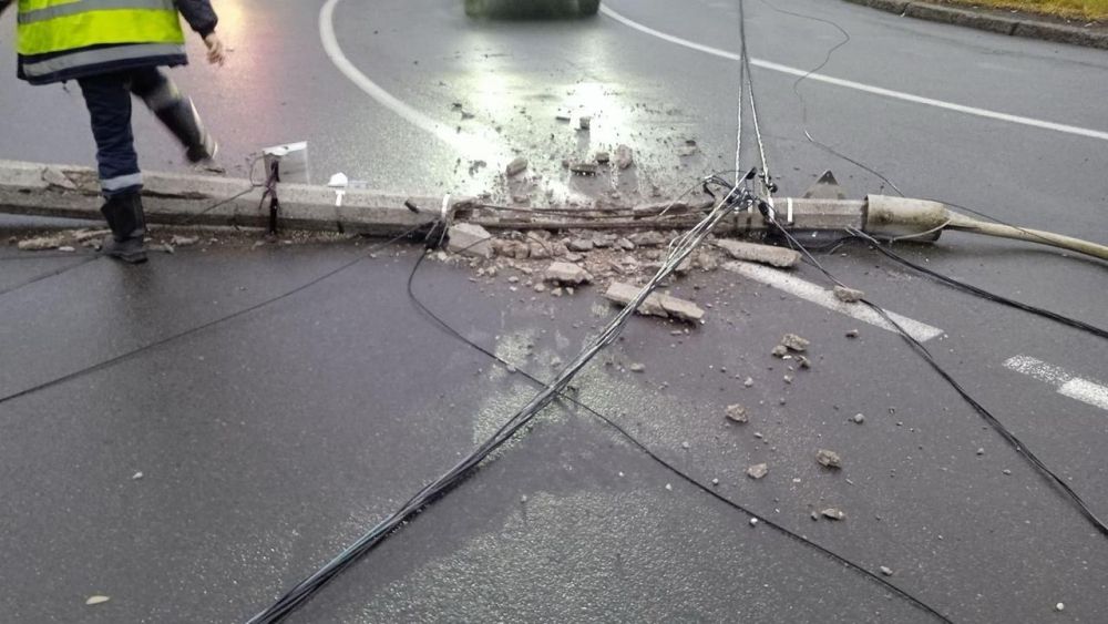Фото 1: На вул. Луганській водійка пошкодила опору: комунальники відновлюють мережі
