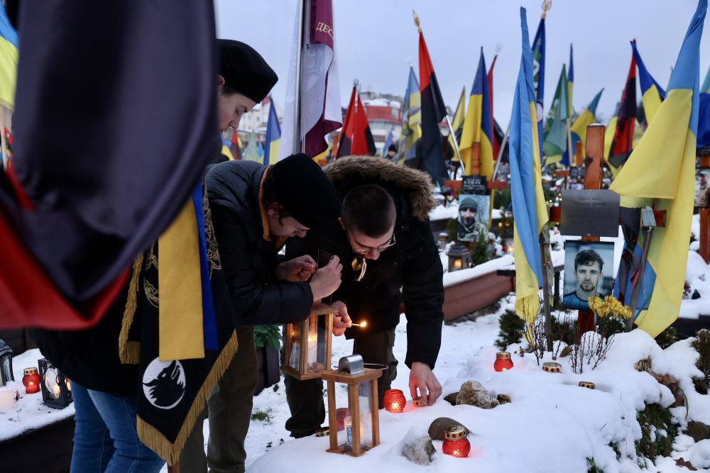Фото 1: Вифлеємський вогонь миру першими отримали рідні полеглих захисників України на Личаківському цвинтарі (відео)