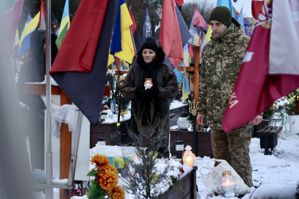 Фото 5: Вифлеємський вогонь миру першими отримали рідні полеглих захисників України на Личаківському цвинтарі (відео)