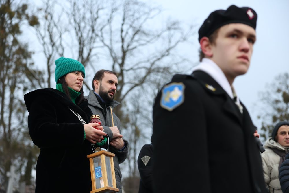Фото 4: Вифлеємський вогонь миру першими отримали рідні полеглих захисників України на Личаківському цвинтарі (відео)