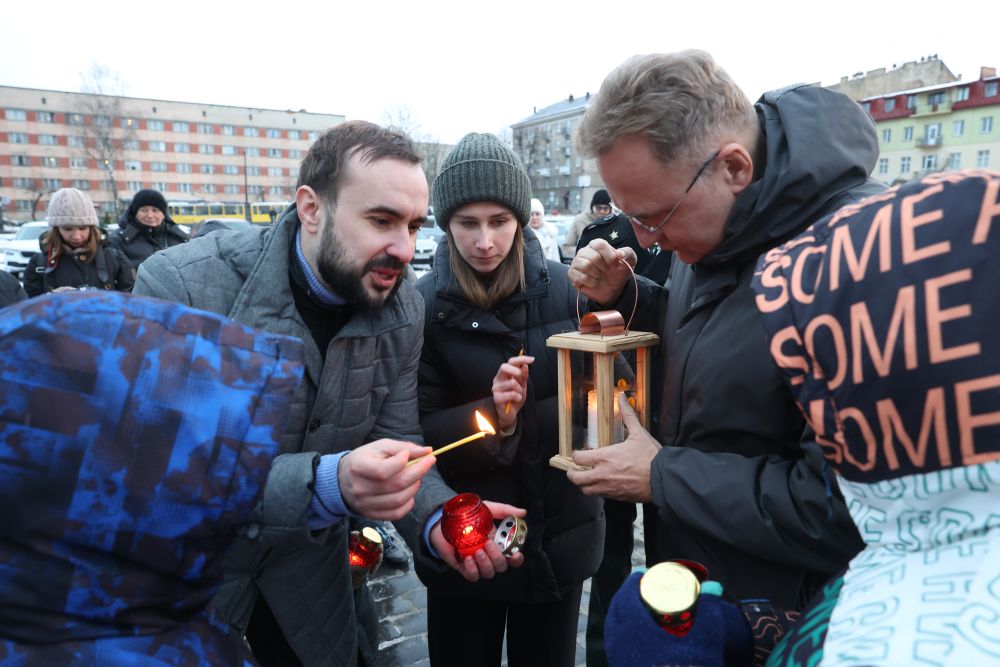 Фото 7: Вифлеємський вогонь миру першими отримали рідні полеглих захисників України на Личаківському цвинтарі (відео)