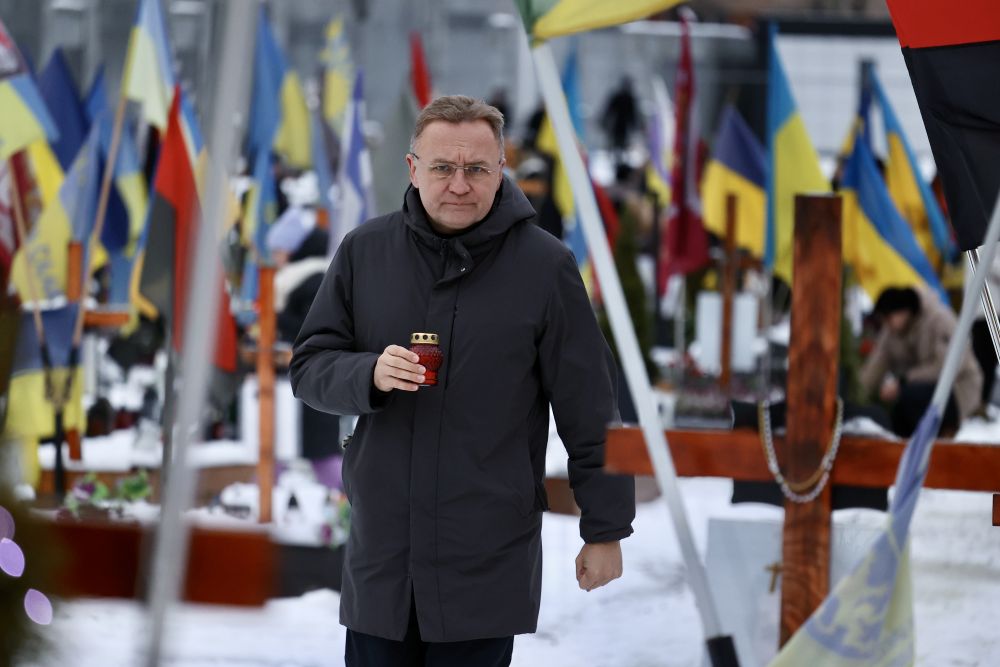 Фото 2: Вифлеємський вогонь миру першими отримали рідні полеглих захисників України на Личаківському цвинтарі (відео)