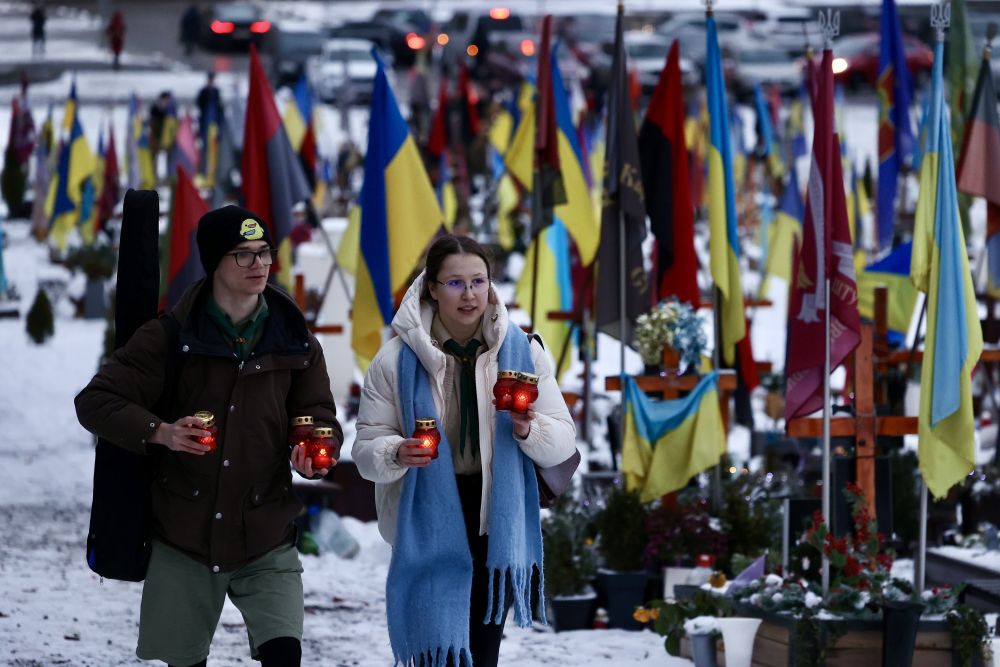 Фото 3: Вифлеємський вогонь миру першими отримали рідні полеглих захисників України на Личаківському цвинтарі (відео)