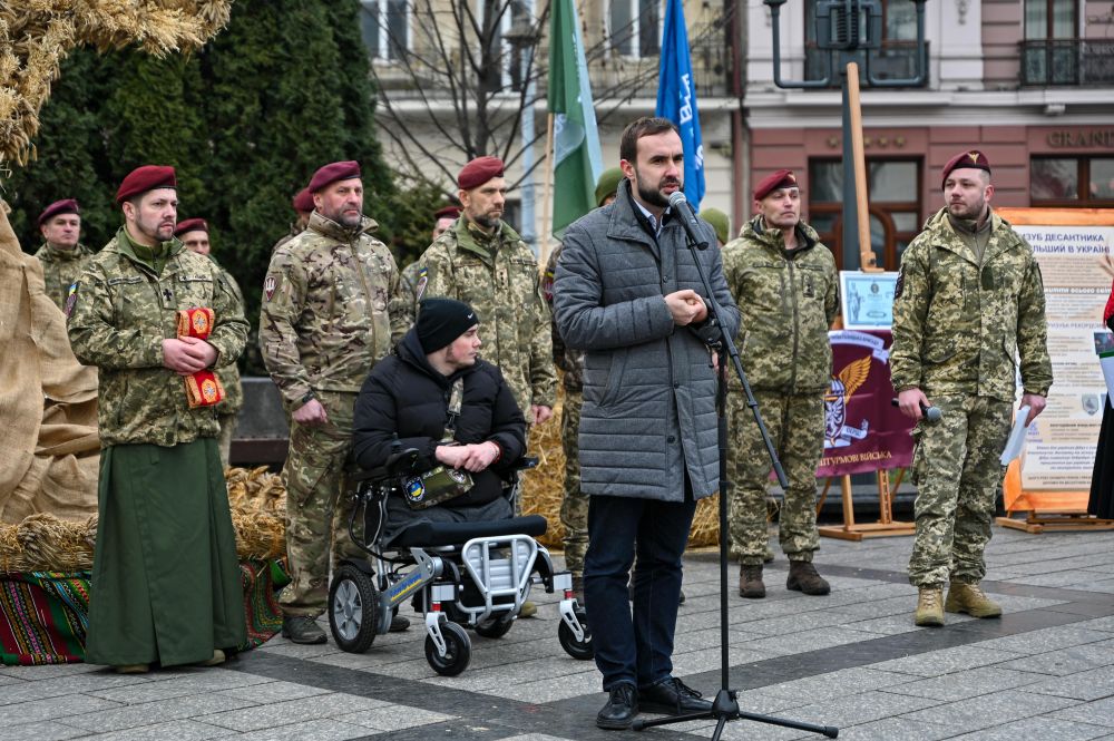 Фото 2: У Львові встановили найбільший в Україні тризуб з дідухів (фото)