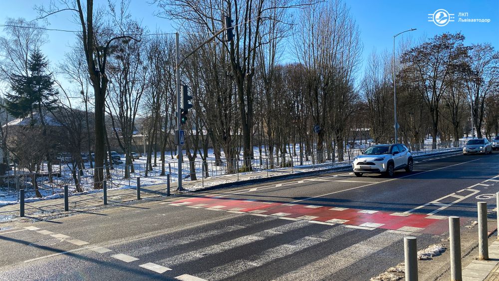 Фото 1: На вул. Личаківській біля “Ензиму” модернізували світлофори