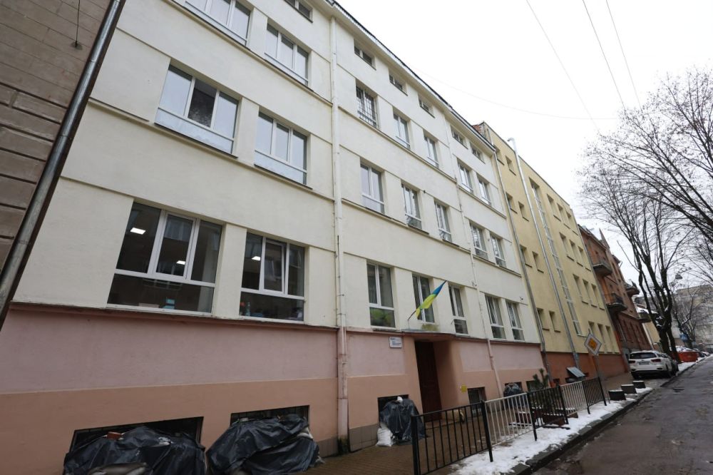 Фото 1: За шкільні парти повернулися учні ліцею №5, що постраждав від російських обстрілів 4 вересня