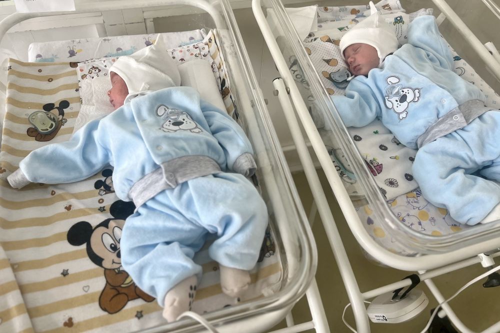 Фото 1: Передчасно народжених двійнят, які першими з&rsquo;явилися на світ цього року у Львові, виписали з лікарні