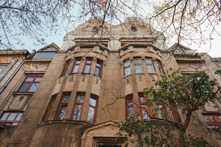 Фото 3: На вулиці Коновальця у Львові завершили реставрацію 100-літнього вітражного ліхтаря