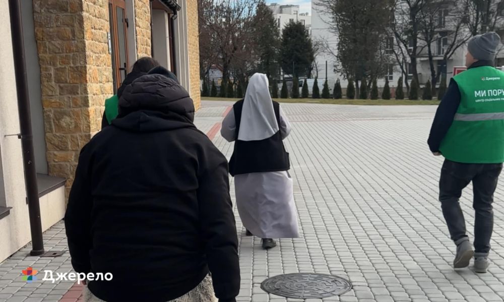 Фото 1: Після вмовлянь жінку, яка жила у наметі поблизу ТЦ Victoria Gardens, соцпрацівники нарешті переконали поїхати у притулок