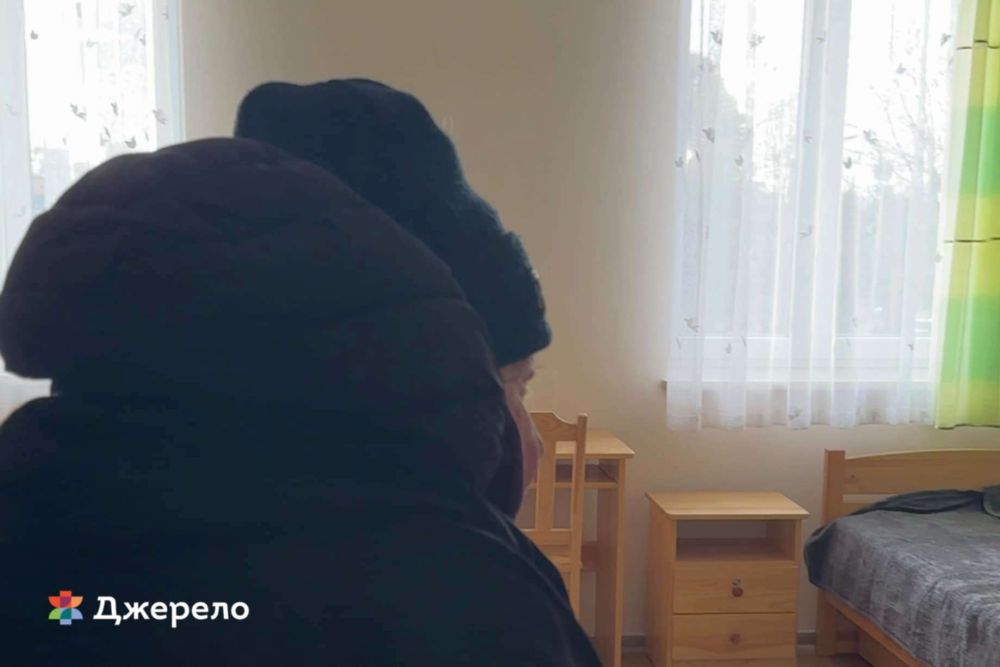 Фото 2: Після вмовлянь жінку, яка жила у наметі поблизу ТЦ Victoria Gardens, соцпрацівники нарешті переконали поїхати у притулок
