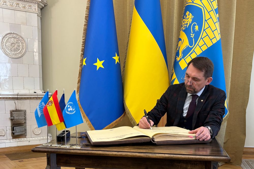 Фото 4: До Львова приїхали три міністри та генеральна директорка, яка очолює ЮНЕСКО у світі: що написали у Книзі почесних гостей
