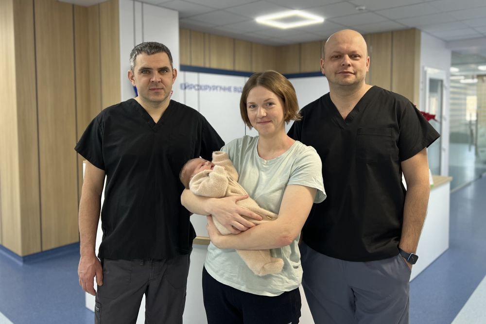 Фото 1: Львівські лікарі врятували від паралічу немовля, яке народилося з пухлиною мозку