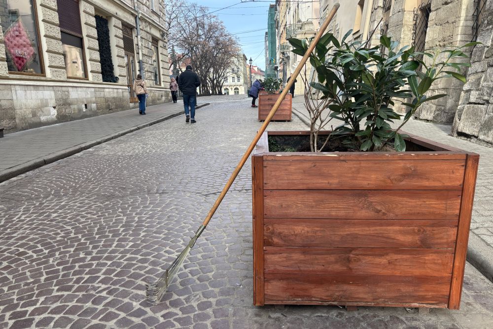 Фото 1: Комунальники Львова просять не викидати сміття у ящики з декоративними рослинами