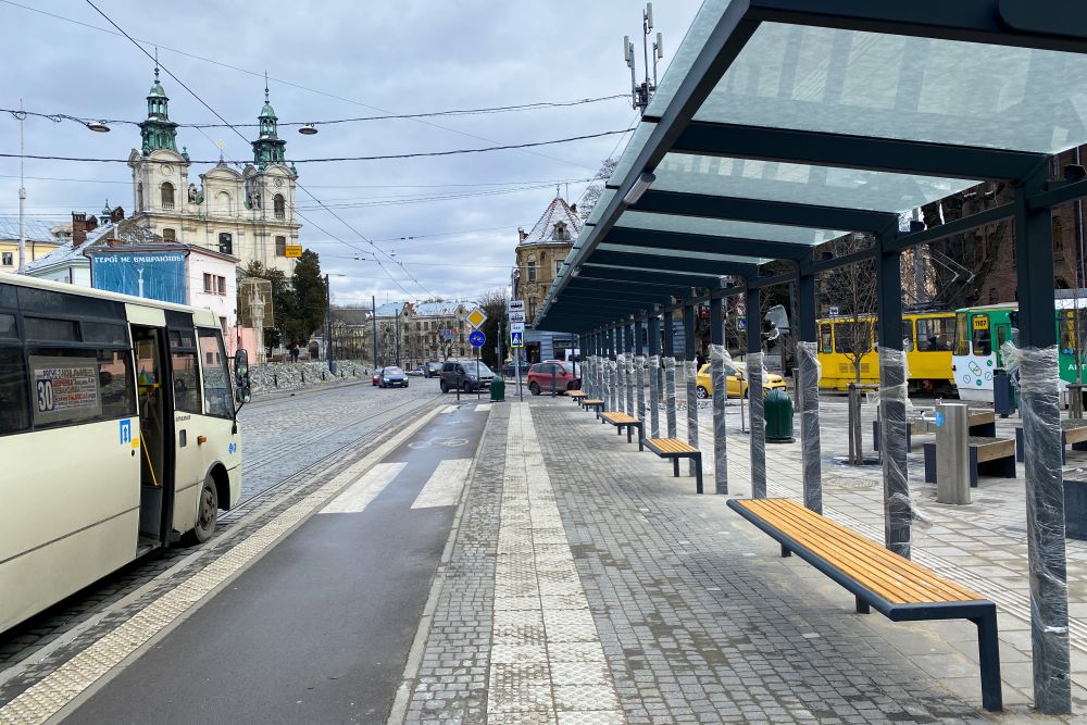 Фото 1: На перехресті вул. Чупринки-Бандери завершують облаштування павільйонів очікування