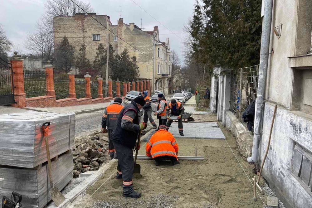 Фото 1: На вулиці Драгоманова проводять поточний ремонт частини тротуару