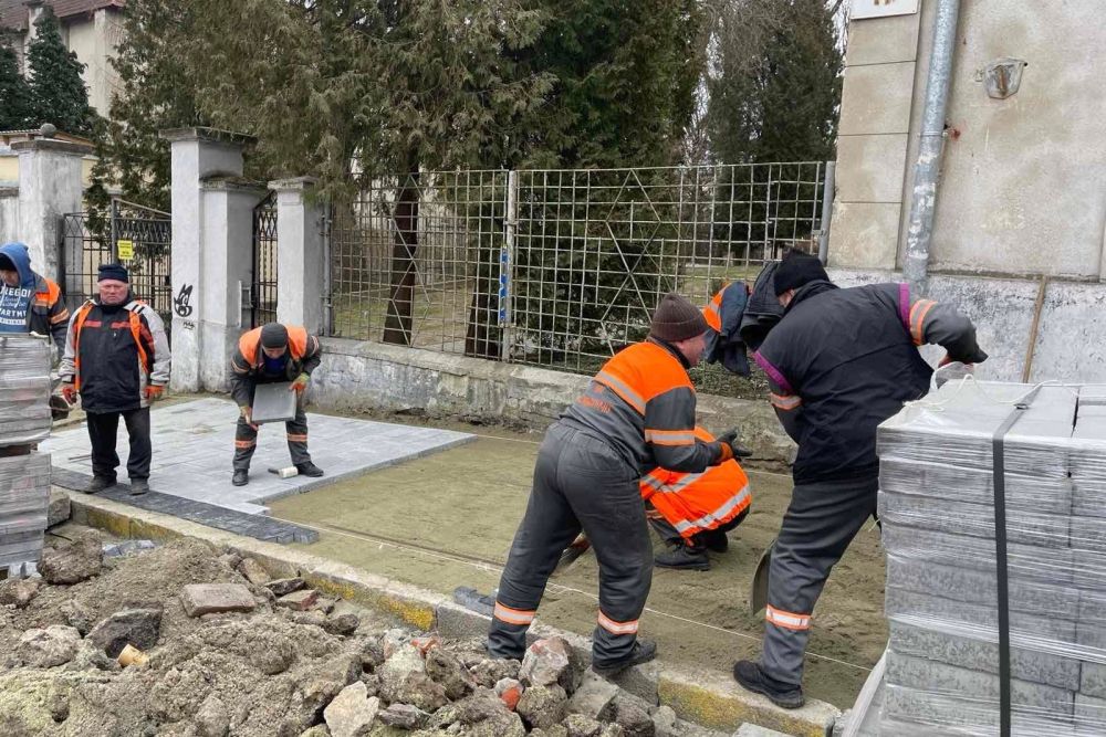 Фото 2: На вулиці Драгоманова проводять поточний ремонт частини тротуару