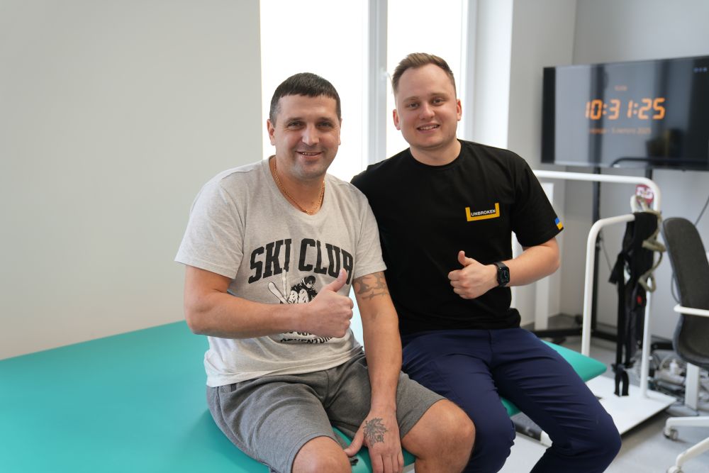 Фото 3: У центрі UNBROKEN до протезування готується захисник, який втратив обидві ноги внаслідок влучання ворожого дрона