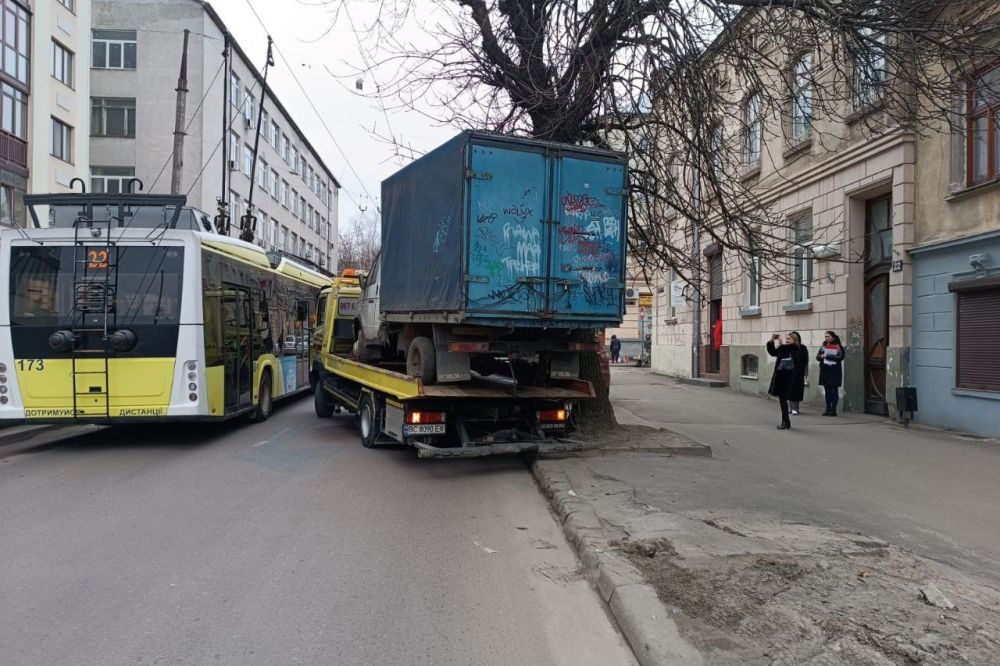 Фото 2: Простояла на тротуарі понад 6 років: у Львові на штрафмайданчик перемістили ще одну покинуту автівку