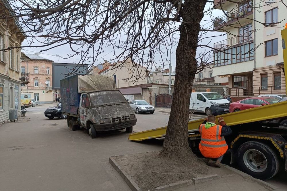 Фото 1: Простояла на тротуарі понад 6 років: у Львові на штрафмайданчик перемістили ще одну покинуту автівку