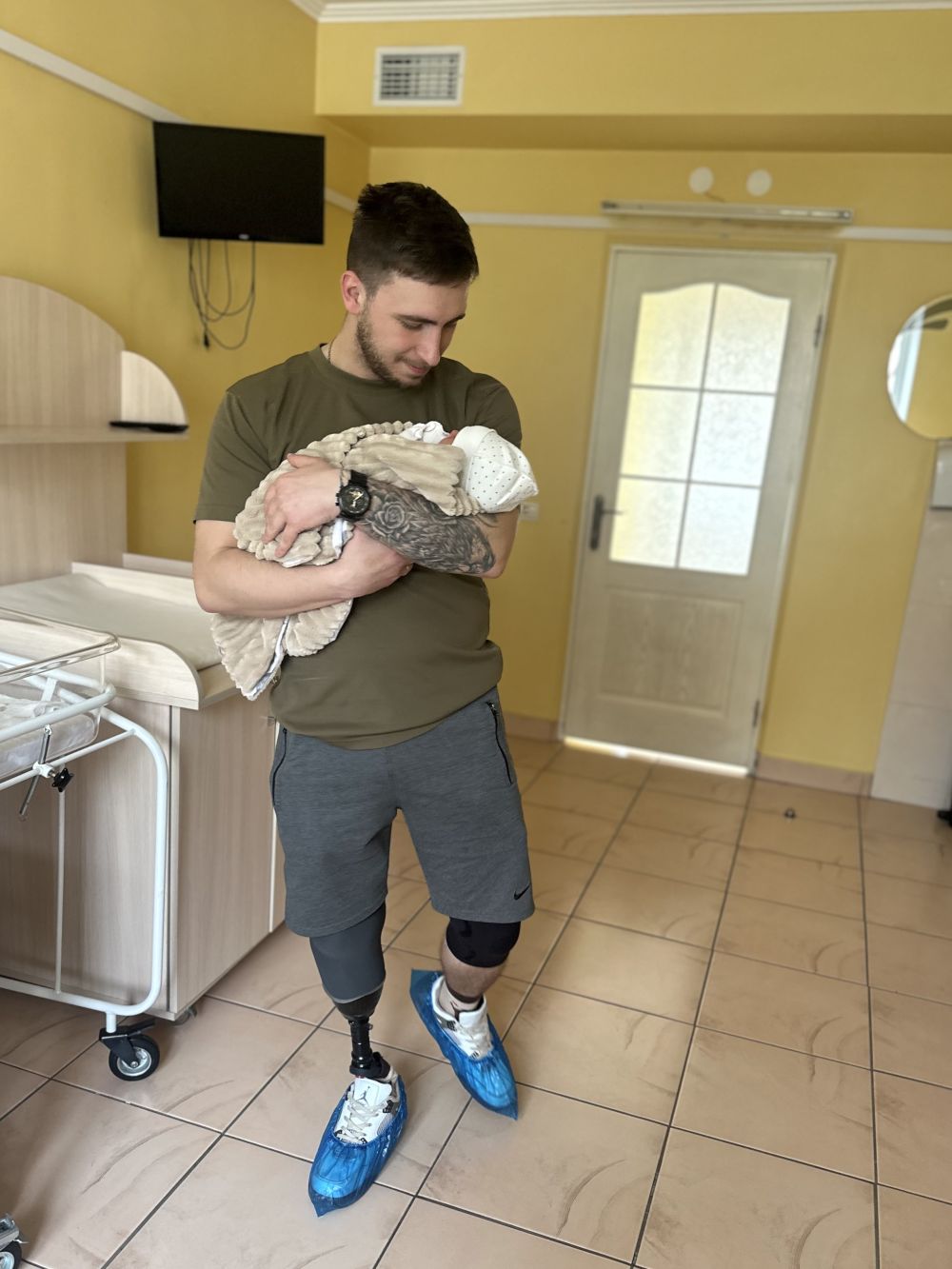 Фото 1: Веселі пологи: сміх допоміг дружині захисника легко і швидко народити донечку