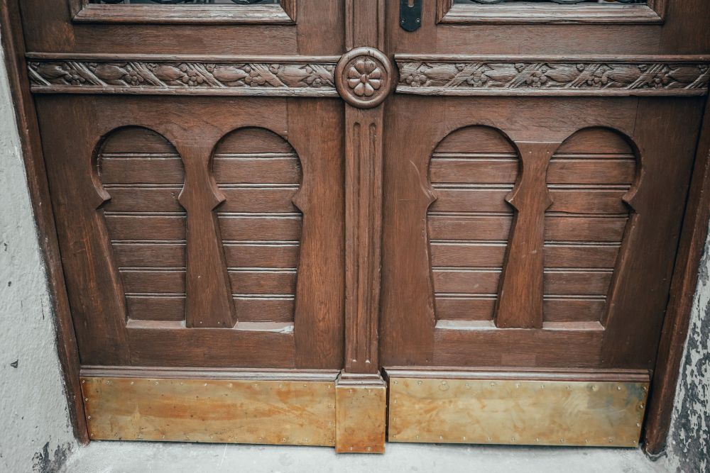 Фото 1: Реставратори відновили дерев&rsquo;яну квіткову браму у столітній кам&rsquo;яниці