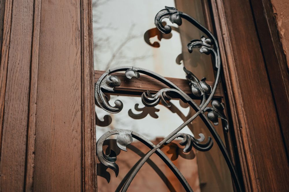 Фото 3: Реставратори відновили дерев&rsquo;яну квіткову браму у столітній кам&rsquo;яниці