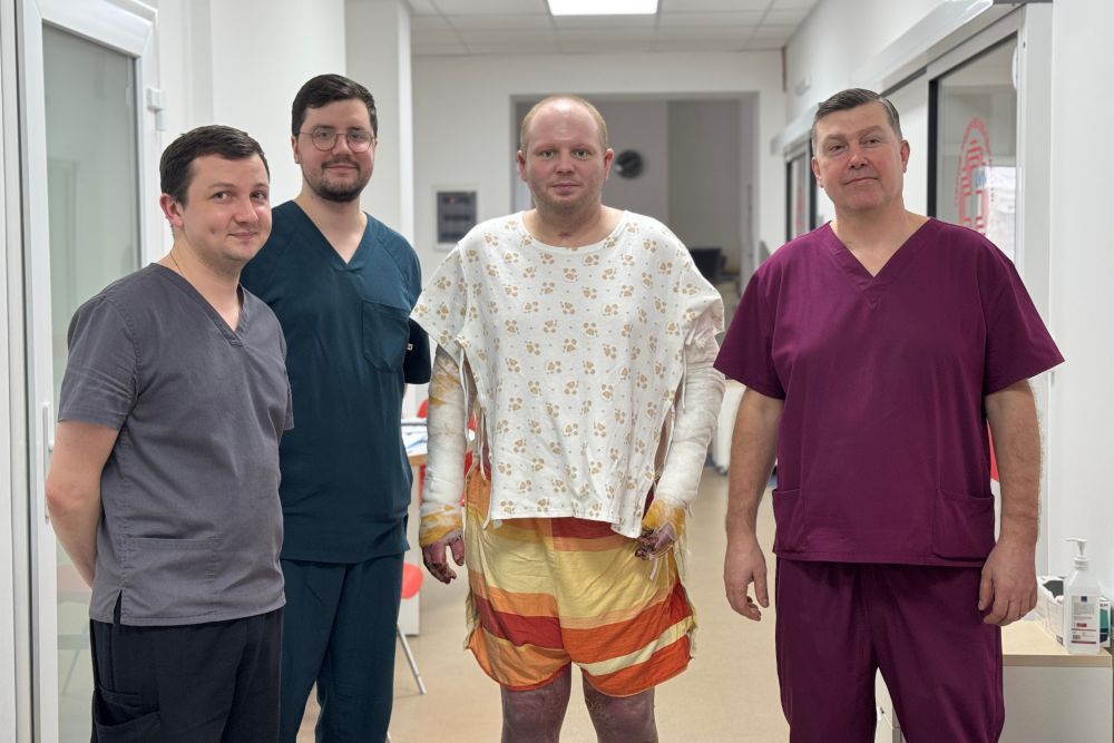 Фото 2: Надскладний випадок: львівські медики врятували життя священника, який отримав 70% опіків тіла через вибух котла