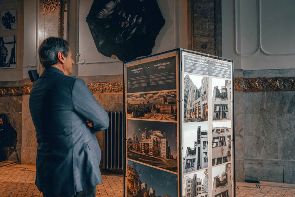 Фото 2: У Львові відкрили виставку, присвячену пошкодженій росіянами архітектурній пам’ятці Харкова – Держпрому (відео)