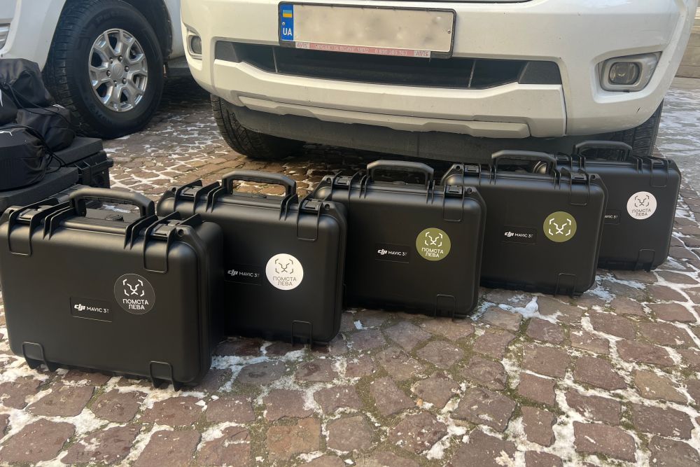 Фото 1: Дрони, РЕБ та авто закупили і передали військовим від громади Львова