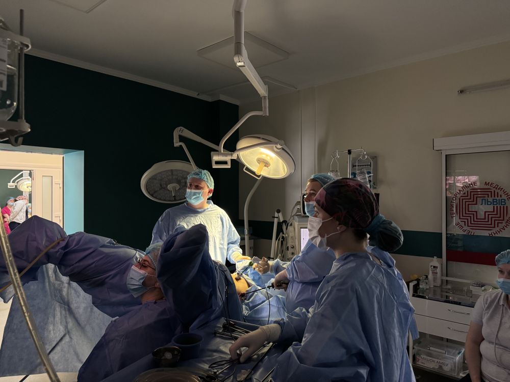 Фото 2: Медики лікарні св. Пантелеймона видалили 61-річній пацієнтці ракову пухлину через 4 невеличкі розрізи