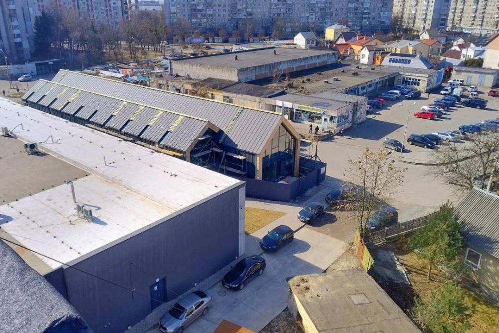 Фото 1: У Львові завершують зводити перший комунальний ринок