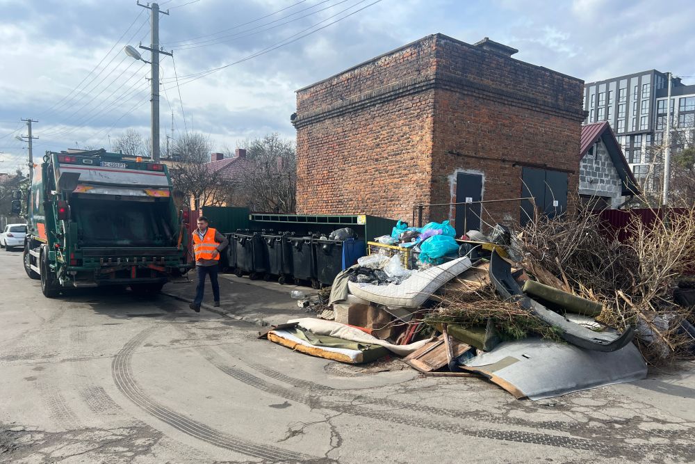 Фото 1: Ламають контейнери та сміттєвози: як великогабаритні відходи спричиняють мільйонні збитки (відео)