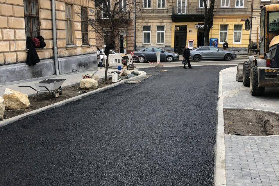 Фото 2: Біля входу до військово госпіталю облаштовують комфортний і доступний простір для захисників