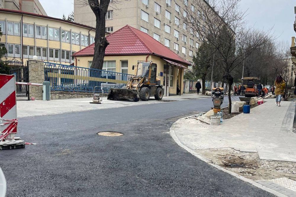 Фото 3: Біля входу до військово госпіталю облаштовують комфортний і доступний простір для захисників