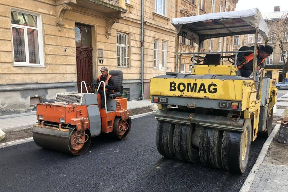 Фото 1: Біля входу до військово госпіталю облаштовують комфортний і доступний простір для захисників