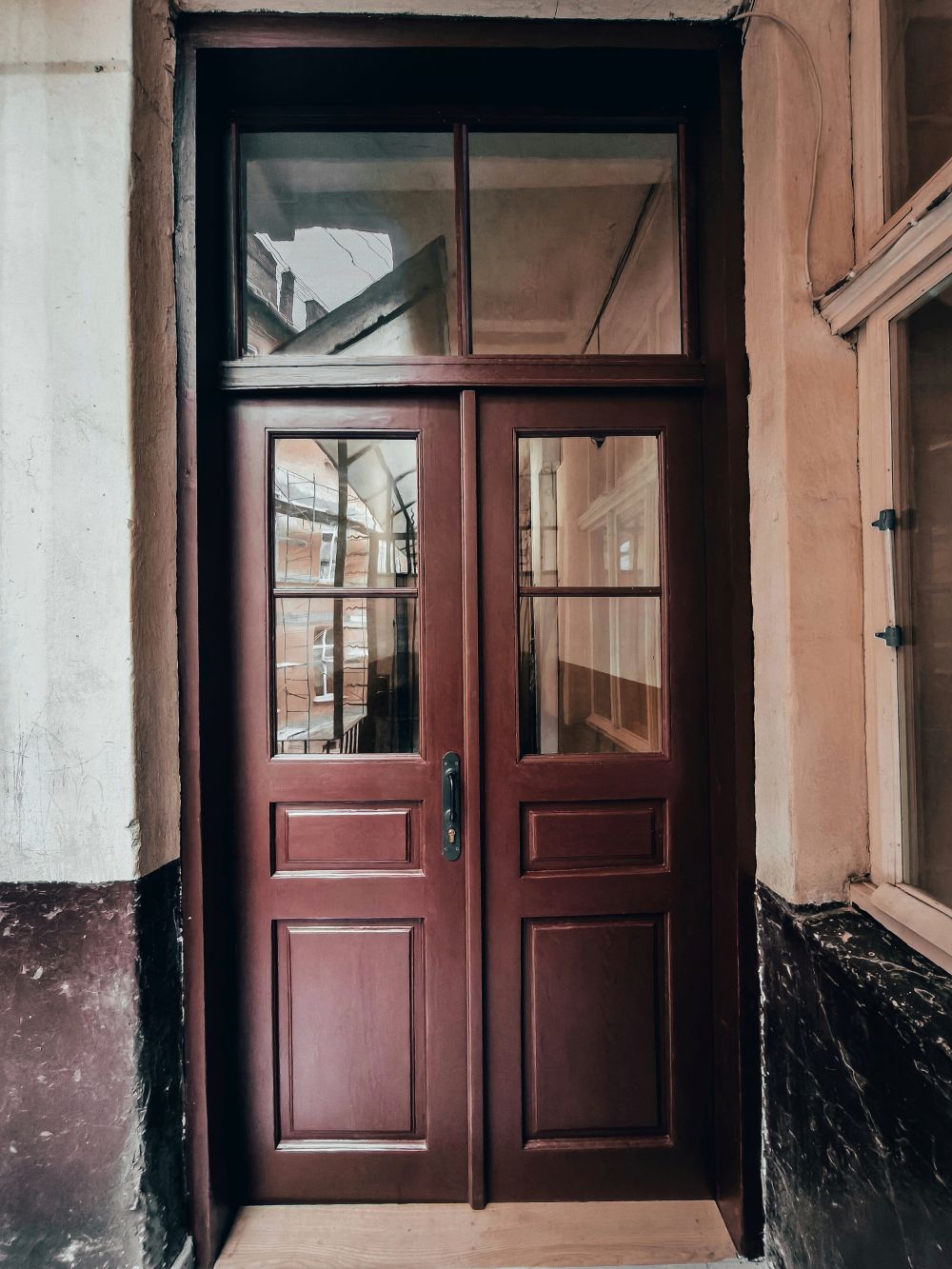 Фото 1: Повернули історичну естетику: у будинку на вул. Олени Степанівни відреставрували вікна та балконні двері