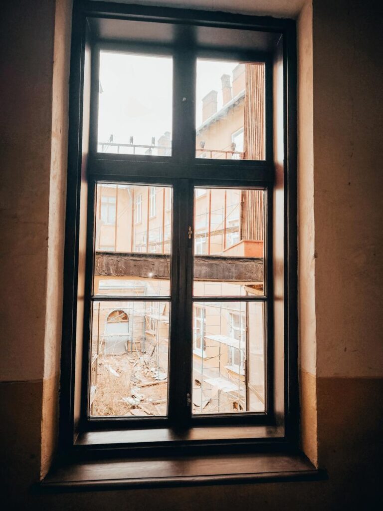 Фото 3: Повернули історичну естетику: у будинку на вул. Олени Степанівни відреставрували вікна та балконні двері