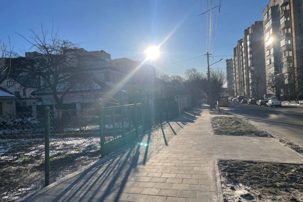 Фото 1: На вул. Медової Печери завершили ремонт тротуару: тепер він відповідає всім нормам безбар&rsquo;єрності 