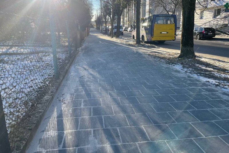Фото 2: На вул. Медової Печери завершили ремонт тротуару: тепер він відповідає всім нормам безбар&rsquo;єрності 