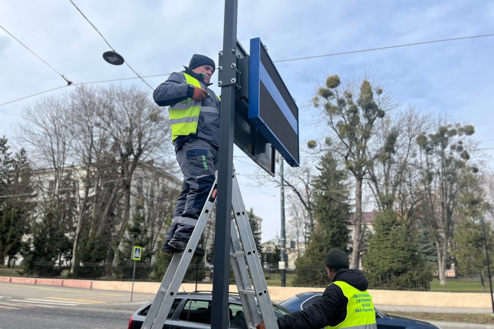 Фото 1: На перехресті вулиць С. Бандери &ndash; Чупринки встановили ще одне електронне табло