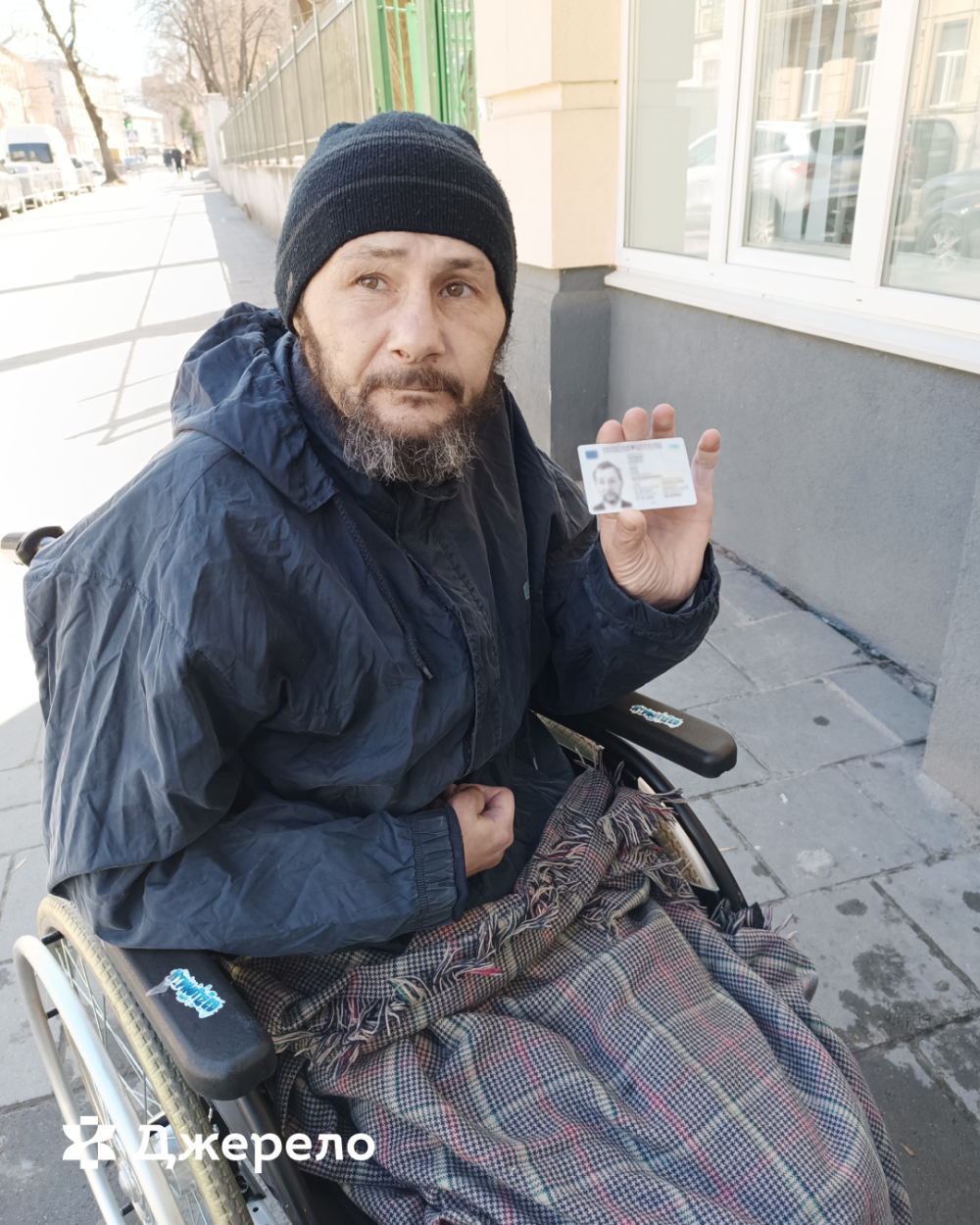 Фото 1: У Центрі &laquo;Джерело&raquo; відновлює сили безхатько на кріслі колісному, який торік потрапив під трамвай