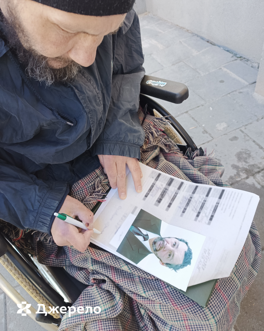 Фото 2: У Центрі &laquo;Джерело&raquo; відновлює сили безхатько на кріслі колісному, який торік потрапив під трамвай