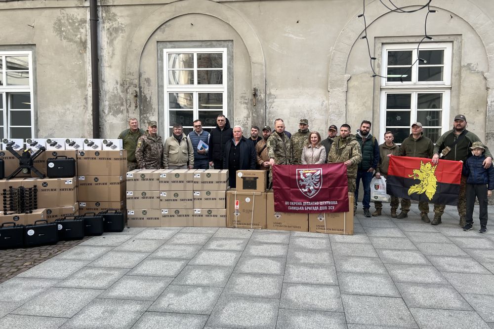 Фото 2: Дрони, зарядні станції та авто передали військовим від громади Львова