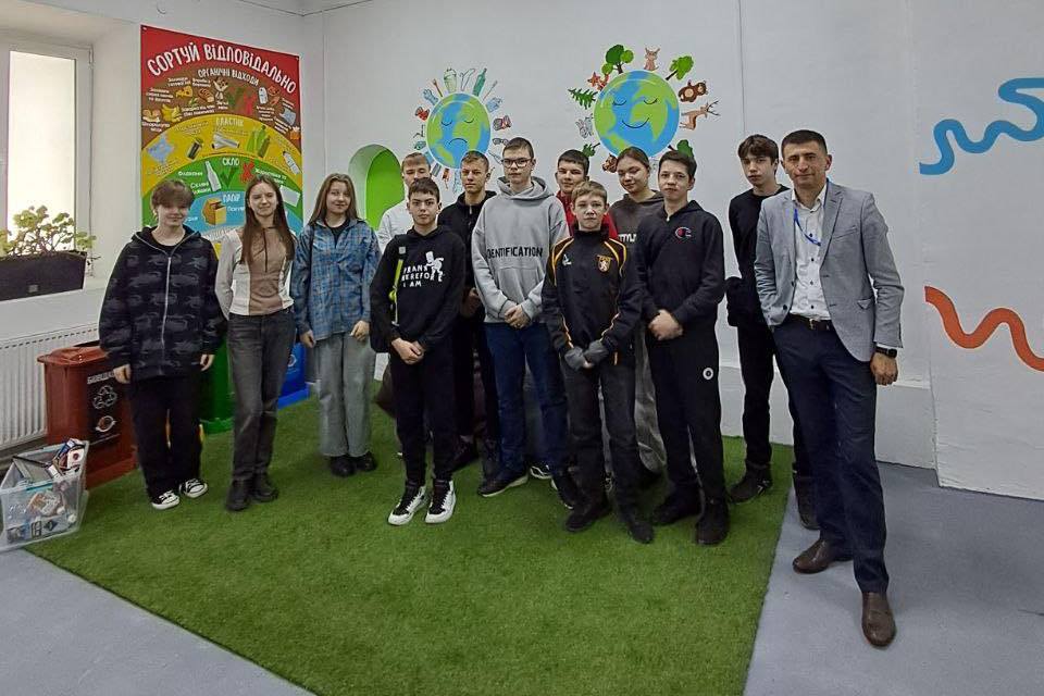 Фото 1: У Львові навчають сортувати відходи у форматі гри: на вул. Жовківській уже місяць діє інтерактивний екопростір