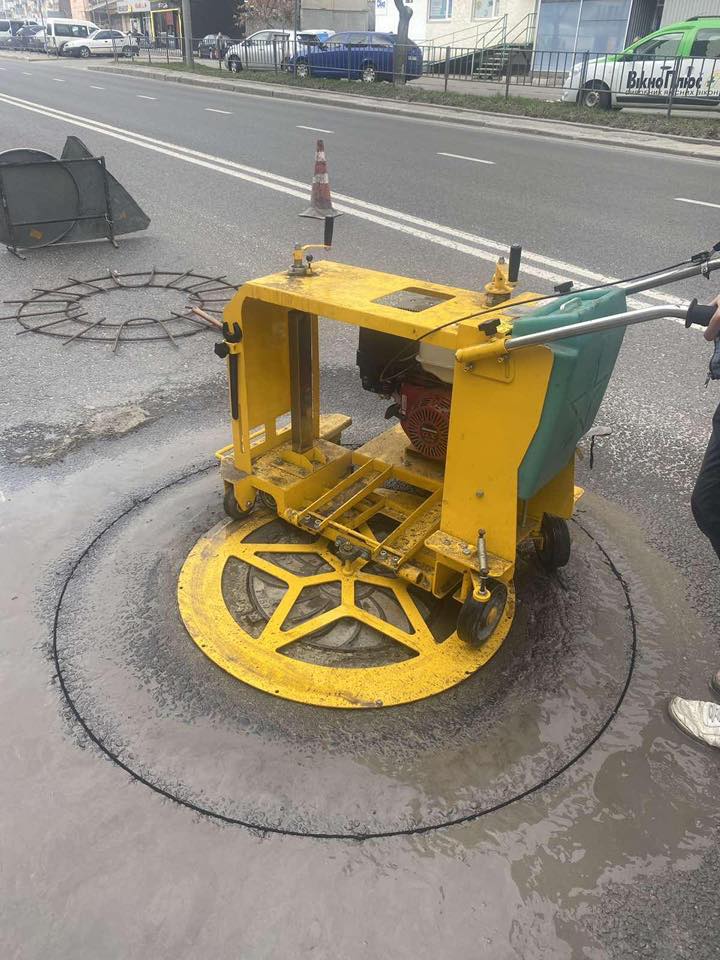 Фото 1: Новий підхід до ремонту: у Львові вперше застосували спеціальну машину для підняття люків